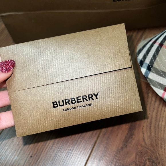 Burberry Checkered Bucket Hat - Picture 3 of 3